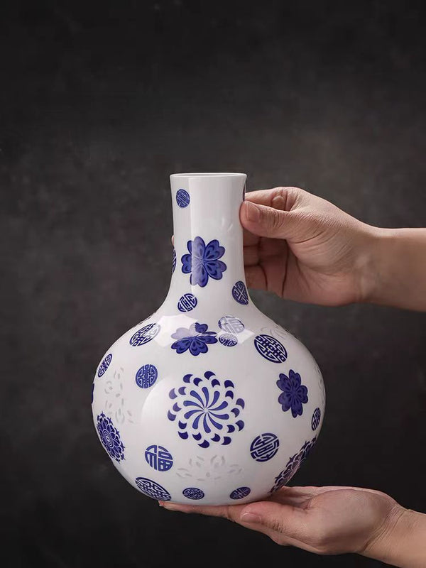 Jingdezhen Handcrafted Blue and White "Rice-Pattern" (Linglong) Vase